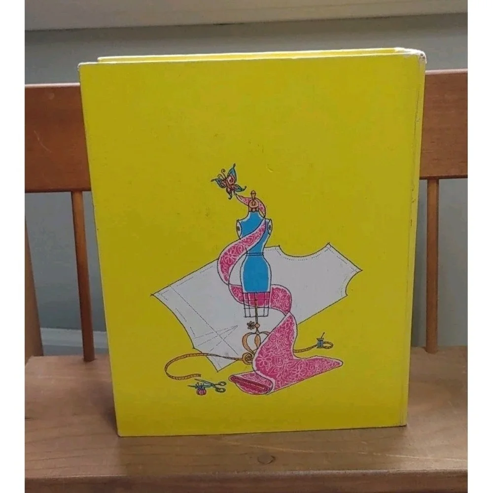Vtg The Complete Family Sewing Book 1972 Hardcover Three Ring Binder With Tabs